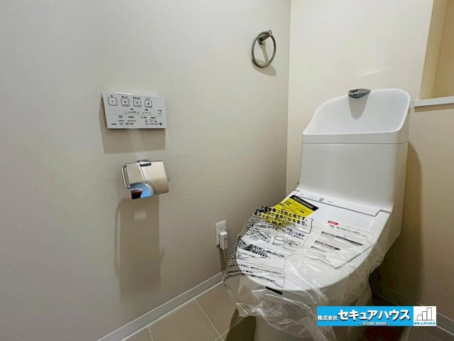 ファミール刈谷のトイレ|【高機能トイレ】
◆高機能トイレの多くは便器のフタの開閉が自動であり、使用後に手動で水を流す面倒もなく非常に便利です。スタイリッシュな見た目で、お掃除しやすく、節水効果が高いです。　　　　　　　　　　