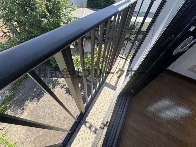 小金井市東町３丁目のアパートのバルコニー