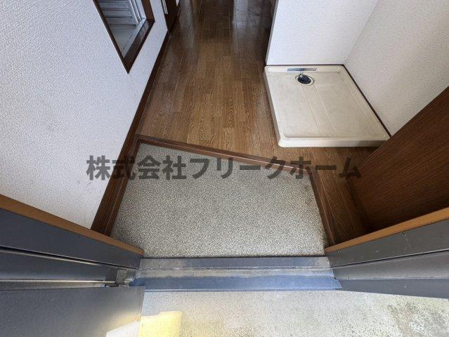 小金井市東町３丁目のアパートの玄関