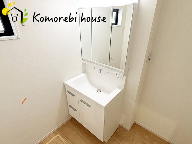 上尾市東町　6期　新築一戸建て　KEIAI GRACE　01の独立洗面台