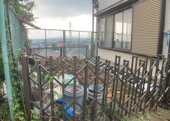 【外観】 | 土地を買う際、住む地域の自治体や福祉の補助制度にも注目してみましょう。子供や老人の医療補助やゴミ出しのルールなど、自治体によってルールに大きな違いがあるため、暮らしやすい土地で判断するとよいでしょう。