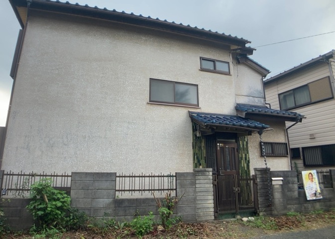 【外観】 | 現地に行くなら、物件の周囲の地形がどうなっているかを見ることも大切です。周辺より低くなっている土地では、大雨などで水が集まりやすいため、地盤が弱くなっているということも考えられるため、注意が必要です。