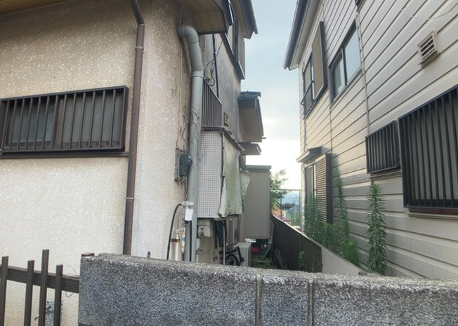 【外観】 | 隣家の土地はどうなっているのか、生活利便施設が近くにあるのか、学校まで近いかなど、お客様のライフスタイルにあわせたイメージが重要です。また、近くにあると困る施設が近くにないかも確認するといいでしょう。