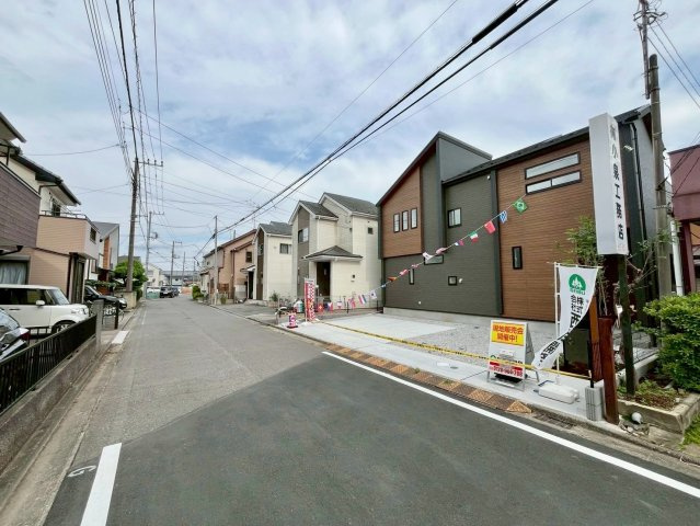 【仲介手数料無料】ふじみ野市仲3丁目―新築分譲住宅―駐車3台×4LDKの外観|光と風が入り込む贅沢なゆとり空間。明るく暖かい日差しがさんさんと降り注ぎ、豊かな緑も享受できる至極の立地です。穏やかな街並みを一望しながら、爽やかな風と柔らかく降り注ぐ陽光を感じて頂けます。