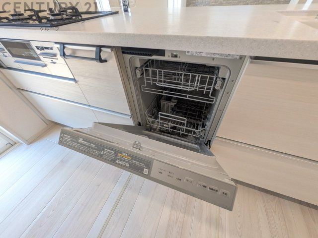 食器洗浄乾燥機は手洗いに比べて時間や労力を節約できます。また、高温のお湯で洗浄されるため、雑菌や細菌を殺菌する効果もあります。さらに、乾燥機能があるため、手で拭く手間も省け衛生的に保管できます。