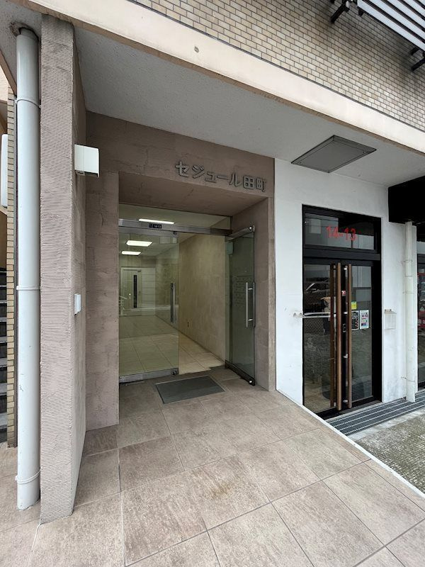 セジュール田町のエントランス