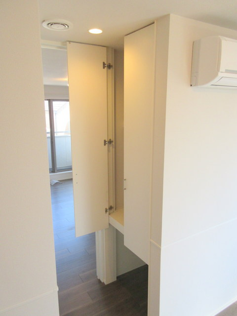 ラピーヌ高砂の設備|★ペットスペース（収納下）／同物件別号室写真★