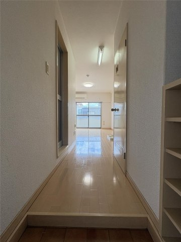 アンプルール新屋敷の玄関