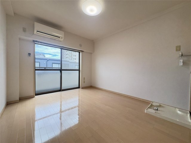 アンプルール新屋敷の居間・リビング
