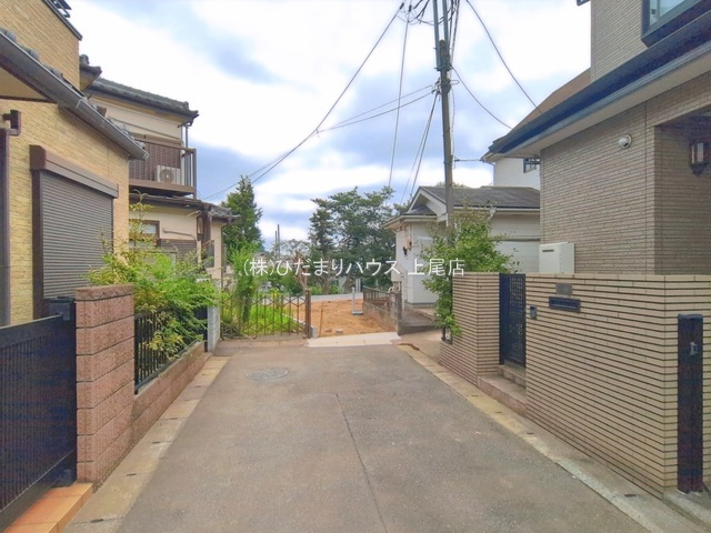 上尾市瓦葺02179①　新築戸建　01の前面道路含む現地写真
