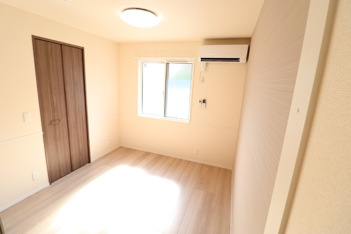 プレタクチュール中根町の寝室|広くて明るい寝室