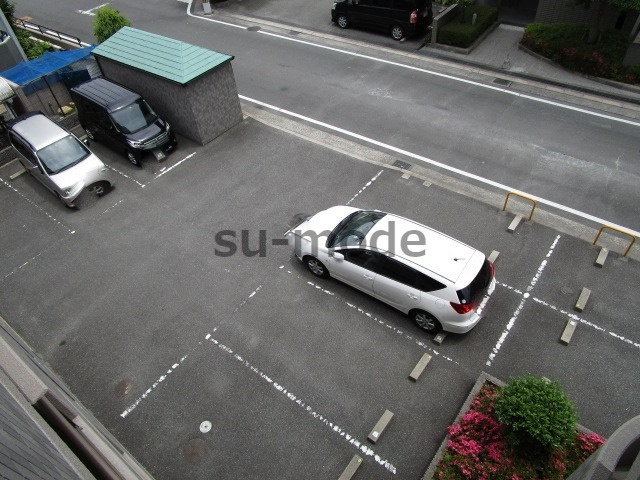 アクトパレスの駐車場