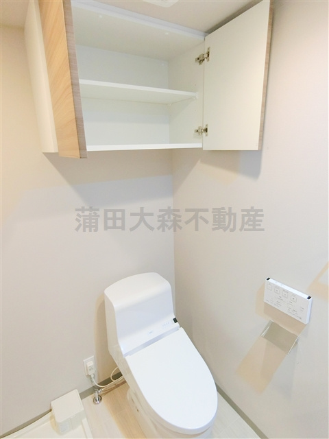 ハイズブリエ大森北のトイレ|吊戸棚と温水洗浄便座付きのトイレ　