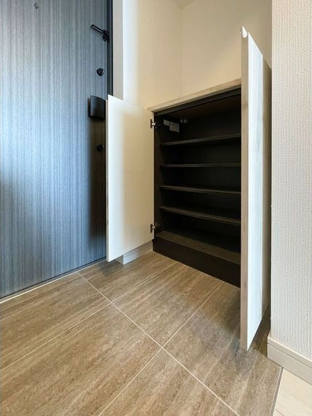 S-RESIDENCE金山altano(アルターノ)の玄関
