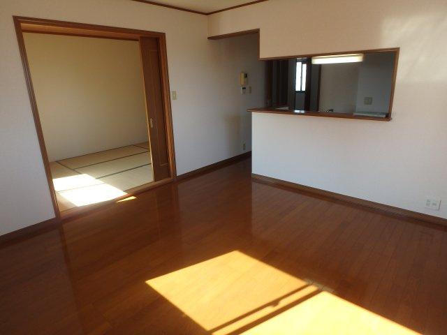 【居間・リビング】 | ソレアード甲東園 | ゆったりとした居間です