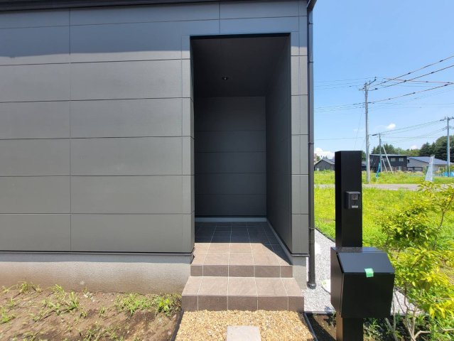 【WellBase】清原中央　全12区画のエントランス|〇12号棟　玄関〇
飽きのこないシックなデザインの玄関ドア。雨の日でも安心な屋根付きです♪TVモニター付きインターホンも標準装備です。
※2026年7月撮影