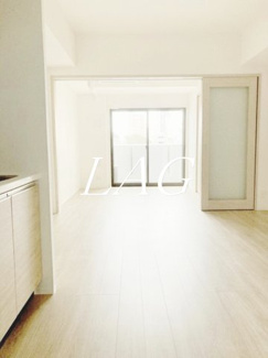 【居間・リビング】 | ＴＨＲＥＥＧＡＴＥ　ＢＬＤＧ | 洋室のお部屋です。