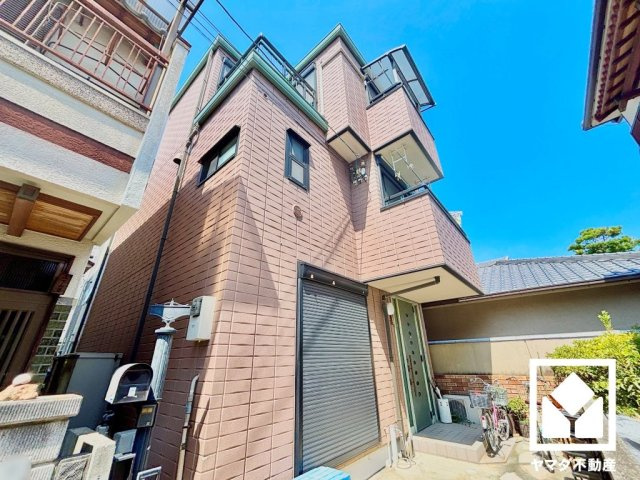尼崎市水堂町１丁目の玄関|ドアの採光窓から光が差し込み、外出時にも帰宅時にも、明るい気持ちになれる玄関です。