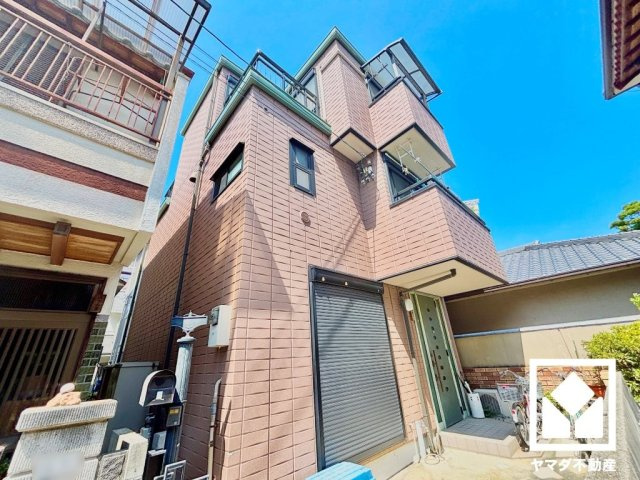 尼崎市水堂町１丁目のバルコニー|南北両面ベランダで陽当たり、風通し良好。2階南側に1か所、3階南側に2か所、北側に1か所の合計4か所備えており、たっぷりの洗濯物も気持ちよく乾きます。屋根付きで急な雨でも洗濯物が濡れにくく便利です。