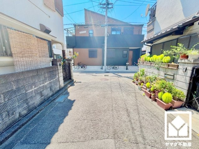 尼崎市水堂町１丁目の前面道路含む現地写真|前道が通り抜けできない袋小路なので関係者以外の車通りが少なく、交通事故などのリスクを軽減できます。小さなお子様のいるご家庭でも安心感のある立地です。