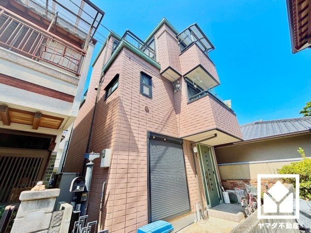 尼崎市水堂町１丁目の外観|敷地の出入口にはアコーディオンゲートが設置されており、セキュリティやプライバシーにも配慮されています。お子様の飛び出し防止にも効果的です。