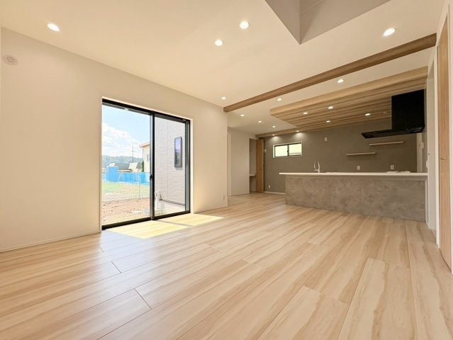 タマタウン　関市巾1丁目（倉知小Ⅲ）　全5区画分譲の居間・リビング|最高級グレードの床材グラフィアート仕様。家族が増える事を考えて約20帖近くの広さにこだわっています
