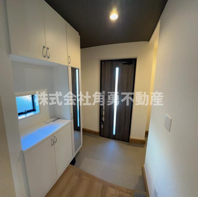 厚木市妻田西7期　新築一戸建て　3号棟の内観：施工例|《施工例》玄関内