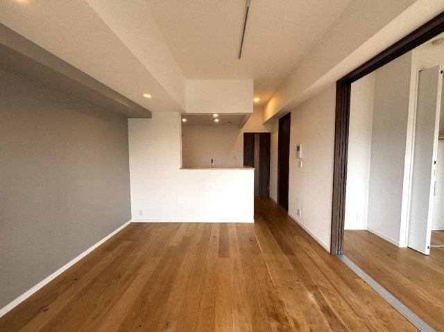 【居間・リビング】 | コロネード春日 | ※同物件別住戸の写真を参考に掲載しております。