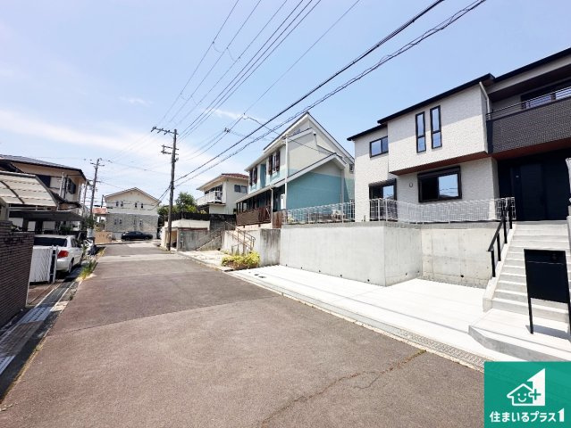 神戸市須磨区若草町　新築一戸建ての前面道路含む現地写真|周辺は閑静な住宅街！前面道路広々で車の出し入れも便利です。駐車が苦手な方でも安心して車庫入れできます！