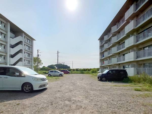 ビレッジハウス深谷2号棟の駐車場