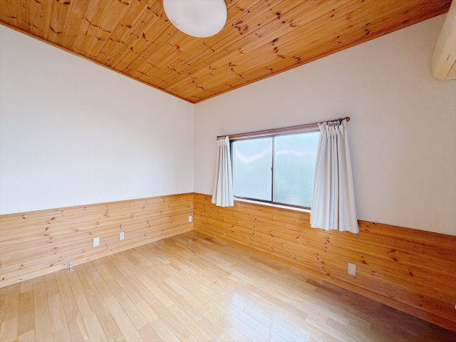 【中古戸建】伊勢崎市今泉町1丁目の洋室|■洋室｜ナチュラルカラーの床です。模様替えなどとても楽しく工夫できます♪陽当たり、風通しもとても良いので毎日快適な生活スタートです！子供部屋にも良いですね♪