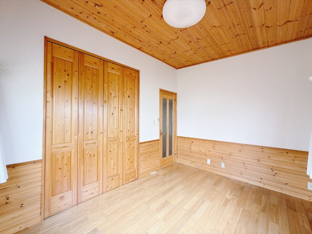 【中古戸建】伊勢崎市今泉町1丁目の洋室|■洋室｜お子様の一人部屋にピッタリな洋室。木のぬくもりを感じるフローリングは、天然木の味わいが時とともに深みを増していきます。また、傷にも強く、フリーワックスでお手入れもラクラクです♪