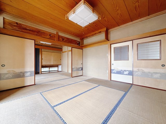 【中古戸建】伊勢崎市今泉町1丁目の和室|■和室｜和室を書斎にしたり、冬にはコタツを敷いて家族みんなで年越しをするのもいいですね。家族みんなのお気に入りの空間になります♪