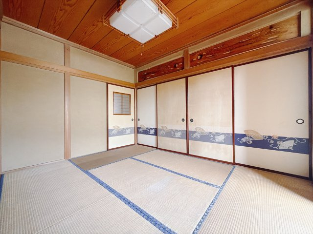 【中古戸建】伊勢崎市今泉町1丁目の和室|■和室｜「続き間の和室」は子育て世代にこそ適しています。お子様のお昼寝スペースや、洗濯物をたたむのに便利です。客間やリビングの延長としても使えます。