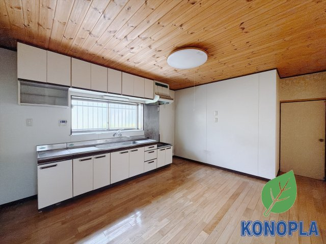 【中古戸建】伊勢崎市今泉町1丁目のキッチン|■キッチン｜ワークトップ下には、圧力鍋やパスタ鍋などのかさばる調理器具もラクラク収納可能なスライド収納！ものが溢れがちなキッチン回りもスッキリきれいに管理ができます♪