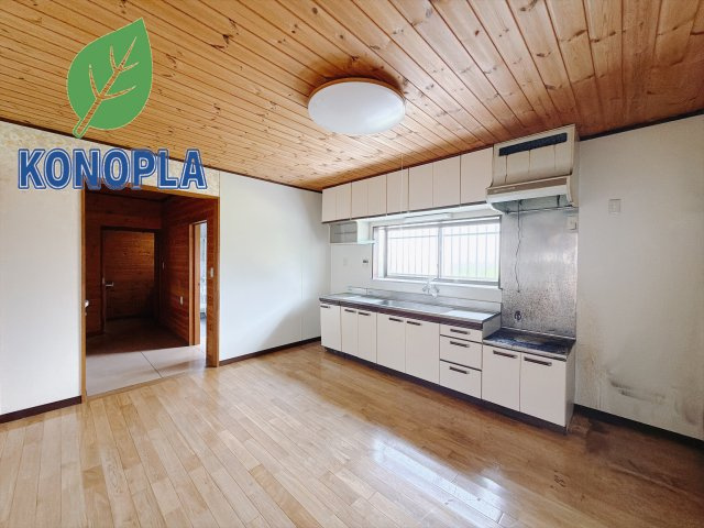 【中古戸建】伊勢崎市今泉町1丁目のキッチン|■キッチン｜大きなお鍋や調理用具のも出し入れラクラクな収納がたっぷり！毎日使う場所だからこそ、無理のない姿勢で作業できるのは嬉しいポイントですね(*＾＾*)♪