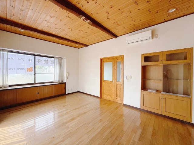 【中古戸建】伊勢崎市今泉町1丁目の洋室|■洋室｜家族でゆったりくつろげる、居心地の良い洋室♪賃貸と違って、テレビや音楽の音を気にしなくて良いことが嬉しいですね(*＾＾*)