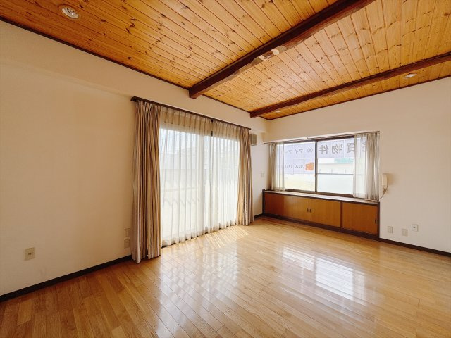 【中古戸建】伊勢崎市今泉町1丁目の洋室|■洋室｜窓から射し込む陽射しが縦横に広がり、あたたかな空間を形作ります♪木目のきれいなフローリングとシンプルな壁紙は、一日中家に居ても飽きることなく過ごすことができる素敵な空間です♪
