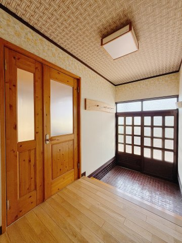 【中古戸建】伊勢崎市今泉町1丁目の玄関|■玄関｜「玄関から、我が家を心地よく。自然の風や光を感じられる気持ちのいい玄関へ。