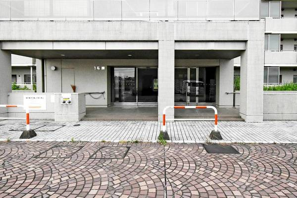 ビレッジハウス東松山タワー2号棟のエントランス