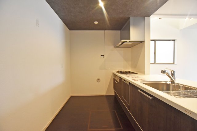 テラシエ安倉中6丁目新築一戸建て│4LDK+並列駐車2台可のキッチン|キッチン後ろのスペースも広く、ご入居後に設置するカップボードの幅も広がります。特にLDKが広い住宅の場合はカップボードなどのメインインテリアを大きくするとバランスが良くなります。