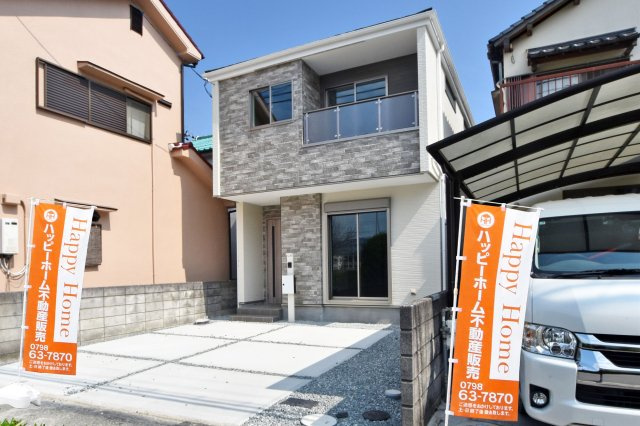 テラシエ安倉中6丁目新築一戸建て│4LDK+並列駐車2台可の外観|敷地面積33坪超、ファミリーに人気の4LDK新築戸建が完成致しました。並列駐車2台可能です。即日の室内ご見学が可能ですので、お気軽にお問い合わせください。