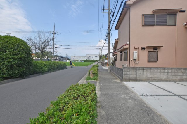 テラシエ安倉中6丁目新築一戸建て│4LDK+並列駐車2台可の前面道路含む現地写真|前面道路は北側に約9.0ｍ幅で駐車の際も安心です。