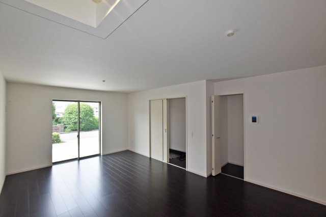 テラシエ安倉中6丁目新築一戸建て│4LDK+並列駐車2台可のダイニング|悠々とした広さを確保した空間に、多方向に設けた窓から光が差し込み、明るくのびやかなライフシーンを演出。明るく爽やかな暮らしを育めます。