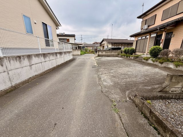 【中古】桐生市相生町2丁目　4LDK　駐車3台以上可！の前面道路含む現地写真