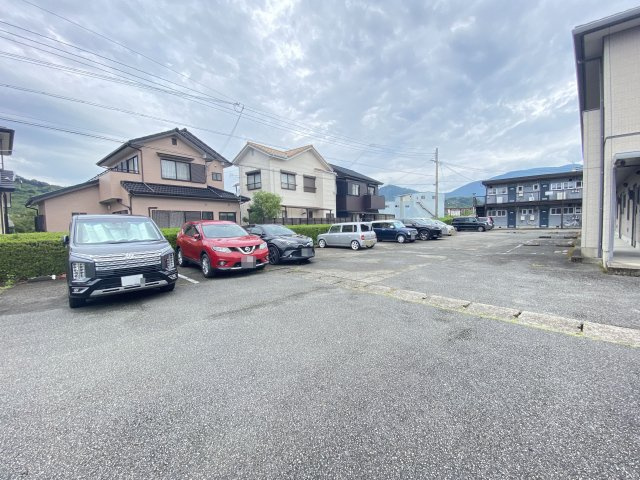 五月ハイツの駐車場