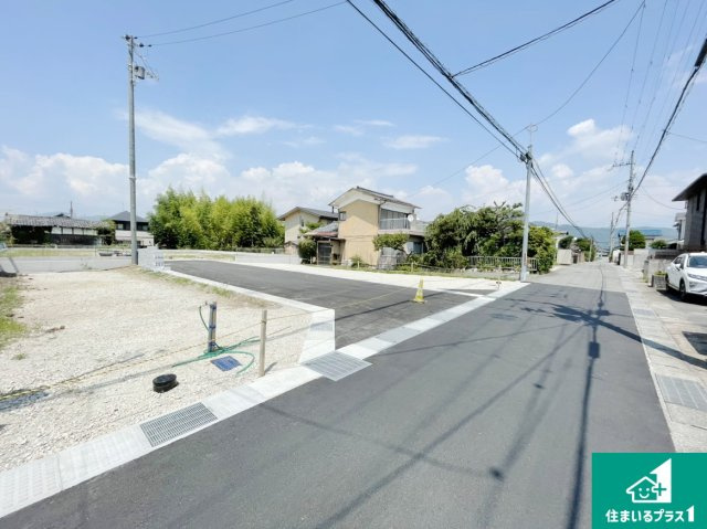 亀岡市古世町　第4期　新築一戸建ての前面道路含む現地写真