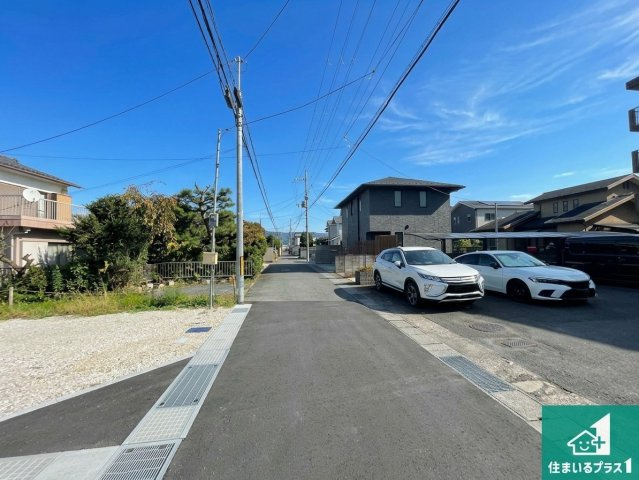 亀岡市古世町　第4期　新築一戸建ての前面道路含む現地写真|周辺は落ち着いた街並みの住宅地！子育てがしやすい住環境です！まだ未完成ですが、現地でしかわからない事もございます。是非一度ご覧ください。
