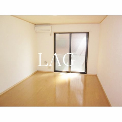 【居間・リビング】 | アムール やまもと | 洋室のお部屋です。