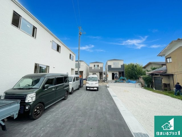亀岡市古世町　第4期　新築一戸建ての前面道路含む現地写真|周辺は落ち着いた街並みの住宅地！子育てがしやすい住環境です！まだ未完成ですが、現地でしかわからない事もございます。是非一度ご覧ください。